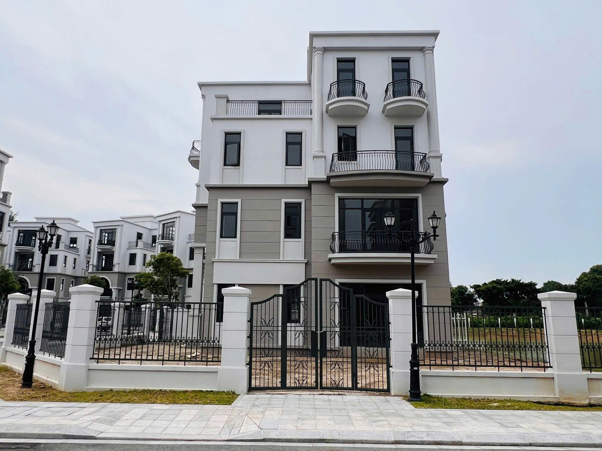 Giá biệt thự Vinhomes Hòa Long – Cập nhật 2025